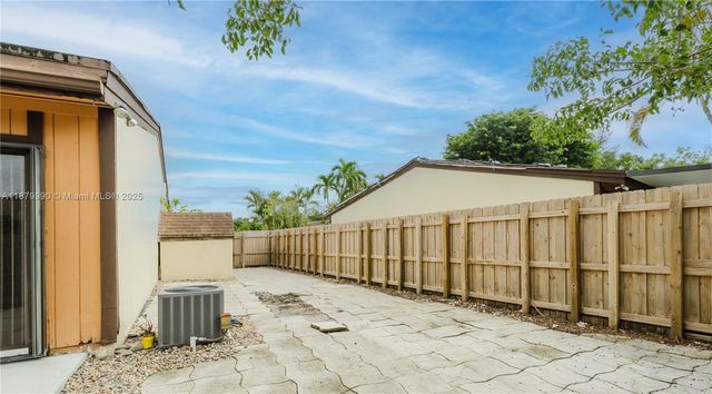 2290 Oak Ct, Pembroke Pines, FL 33026