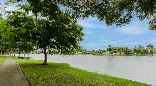 2290 Oak Ct, Pembroke Pines, FL 33026