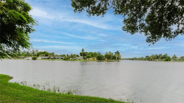 2290 Oak Ct, Pembroke Pines, FL 33026
