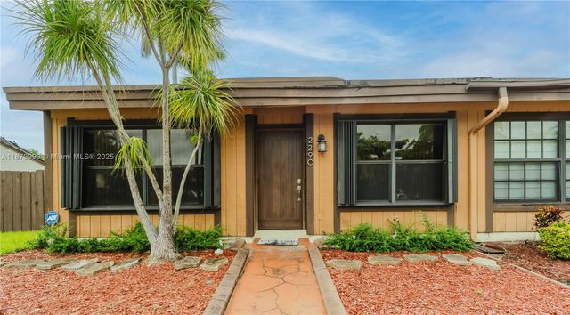 2290 Oak Ct, Pembroke Pines, FL 33026
