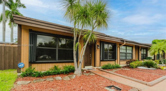 2290 Oak Ct, Pembroke Pines, FL 33026
