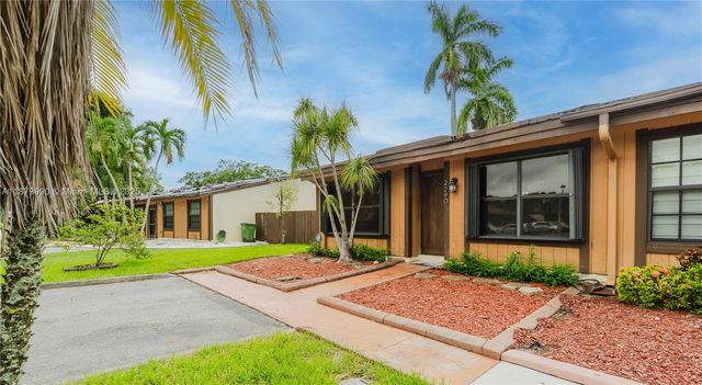 2290 Oak Ct, Pembroke Pines, FL 33026