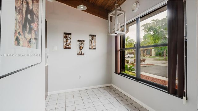 2290 Oak Ct, Pembroke Pines, FL 33026