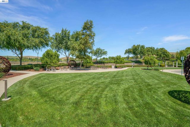 319 Basswood Cmn 14, Livermore, CA 94551