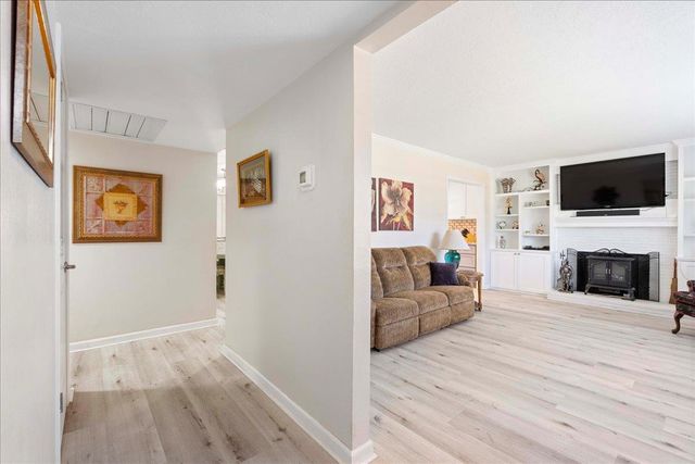 2001 Woodstock Way, Sacramento, CA 95825