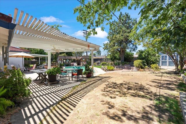 2001 Woodstock Way, Sacramento, CA 95825