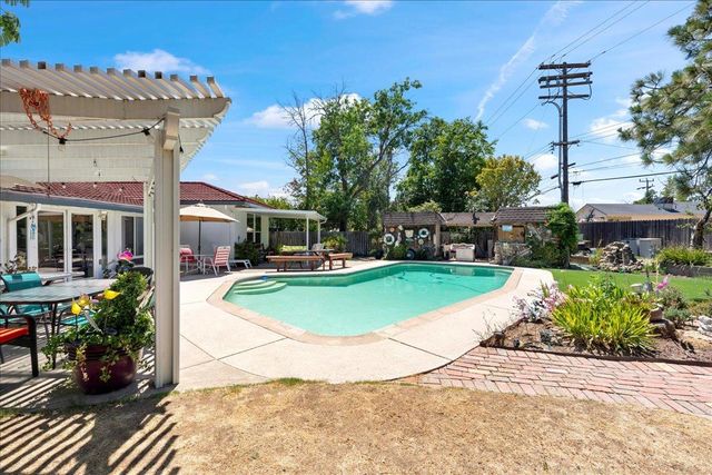 2001 Woodstock Way, Sacramento, CA 95825