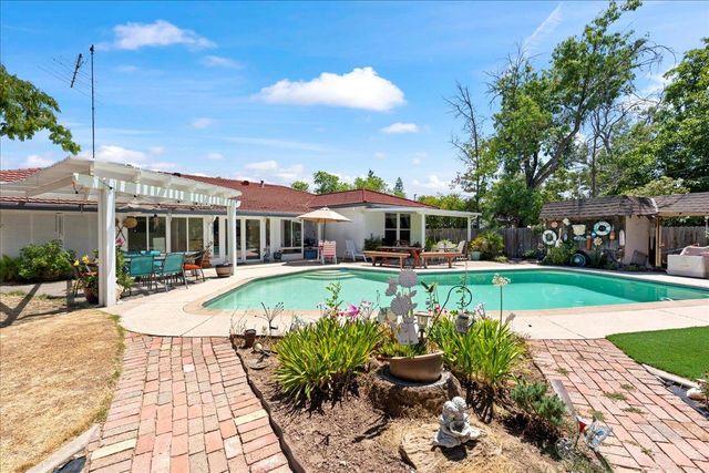 2001 Woodstock Way, Sacramento, CA 95825