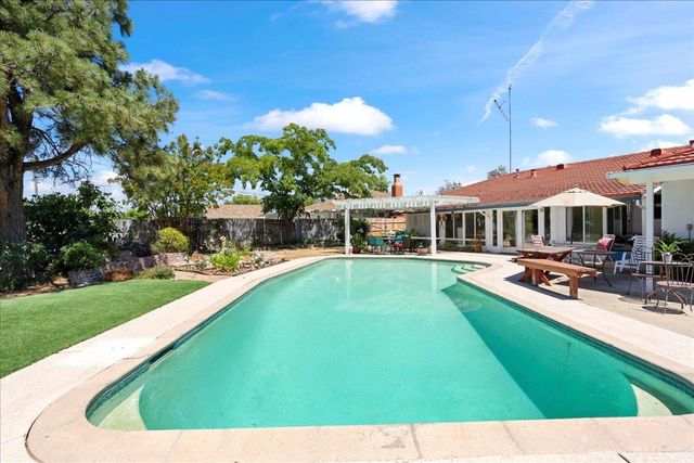 2001 Woodstock Way, Sacramento, CA 95825