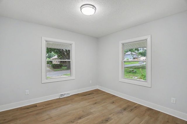 2127 E 13th Street, Des Moines, IA 50316
