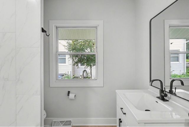 2127 E 13th Street, Des Moines, IA 50316