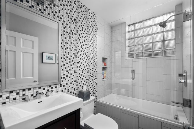 2715 N Bosworth Avenue, Chicago, IL 60614