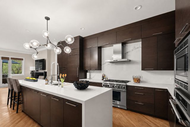 2715 N Bosworth Avenue, Chicago, IL 60614