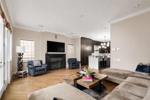 2715 N Bosworth Avenue, Chicago, IL 60614