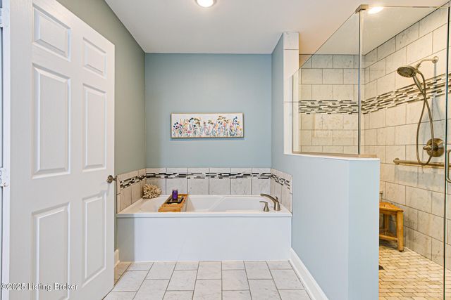 5701 Coach Gate Wynde APT 58B, Louisville, KY 40207