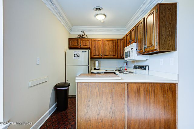 5701 Coach Gate Wynde APT 58B, Louisville, KY 40207