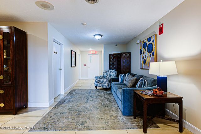 5701 Coach Gate Wynde APT 58B, Louisville, KY 40207