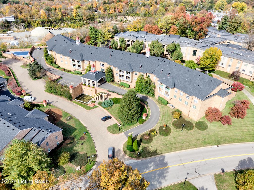 5701 Coach Gate Wynde APT 58B, Louisville, KY 40207