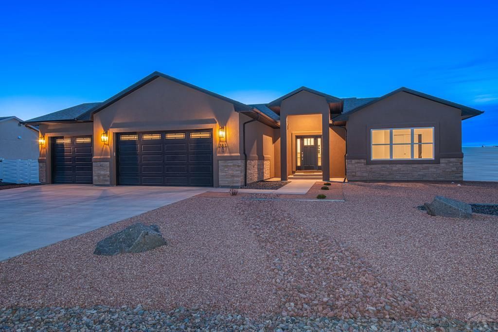 787 N Edgewater Dr, Pueblo West, CO 81007