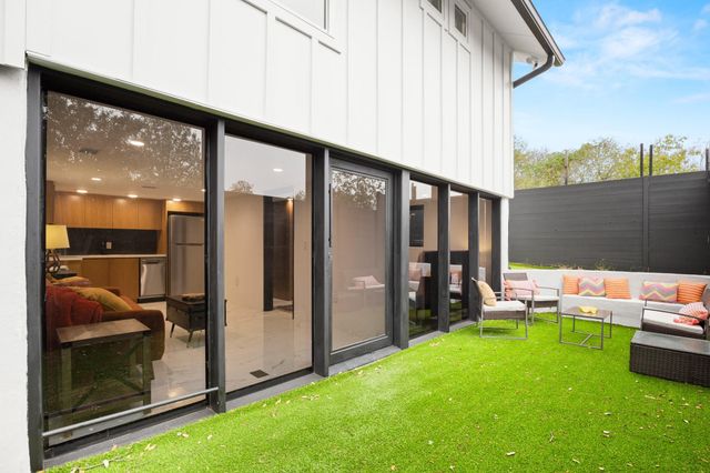 2416 E 10th ST, Austin, TX 78702