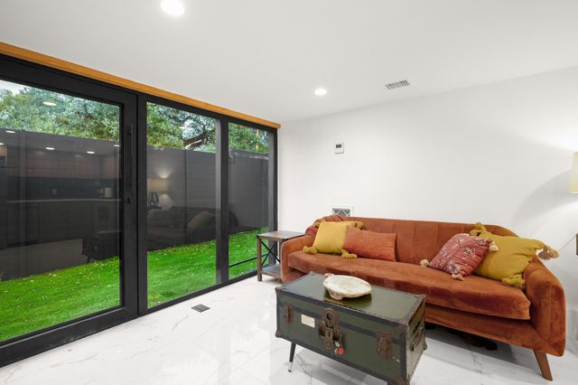 2416 E 10th ST, Austin, TX 78702