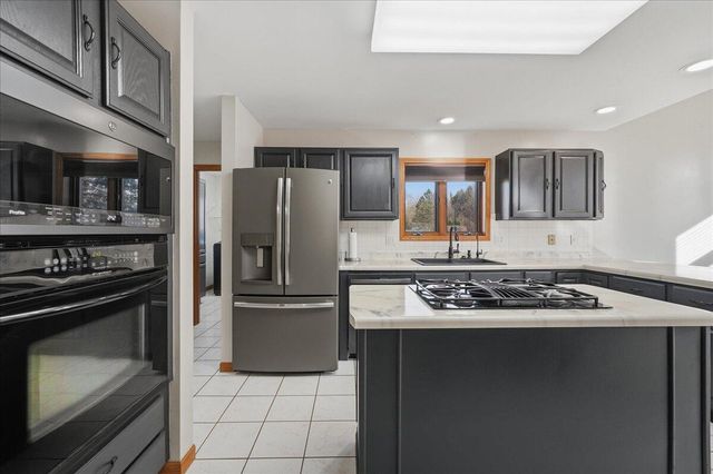 320 Kenbridge Court, Valparaiso, IN 46385