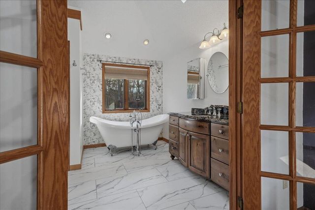 320 Kenbridge Court, Valparaiso, IN 46385