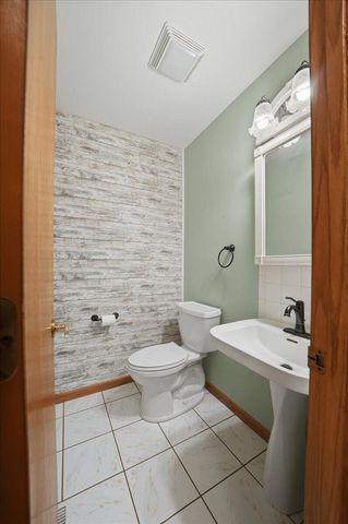 320 Kenbridge Court, Valparaiso, IN 46385