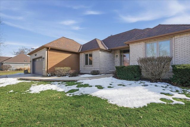 320 Kenbridge Court, Valparaiso, IN 46385