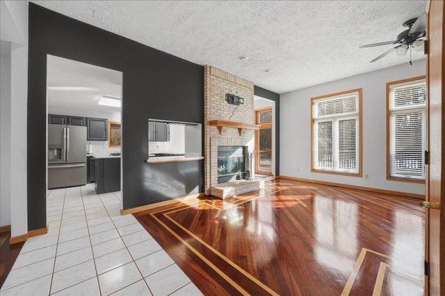 320 Kenbridge Court, Valparaiso, IN 46385