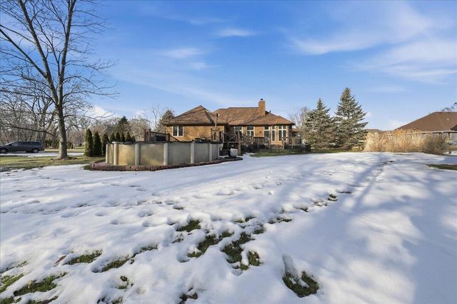 320 Kenbridge Court, Valparaiso, IN 46385