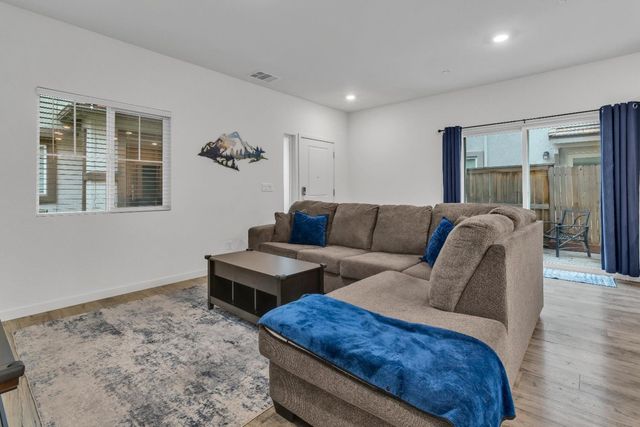 5248 Cumberland Dr, Roseville, CA 95747