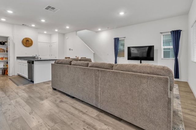 5248 Cumberland Dr, Roseville, CA 95747