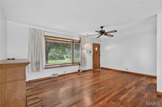 7 Wayne Street, St Charles, MO 63301