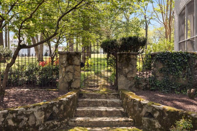 4324 Signal Hill Dr, Nashville, TN 37205