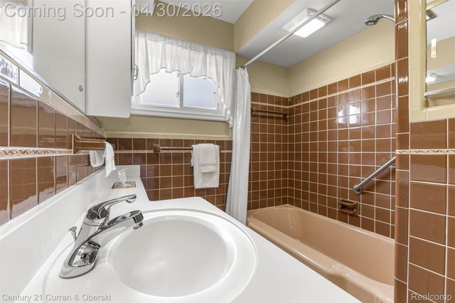 8262 Vine Avenue, Allen Park, MI 48101