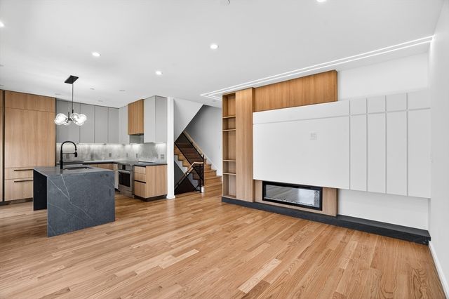 15 Algonquin Rd 2, Newton, MA 02467