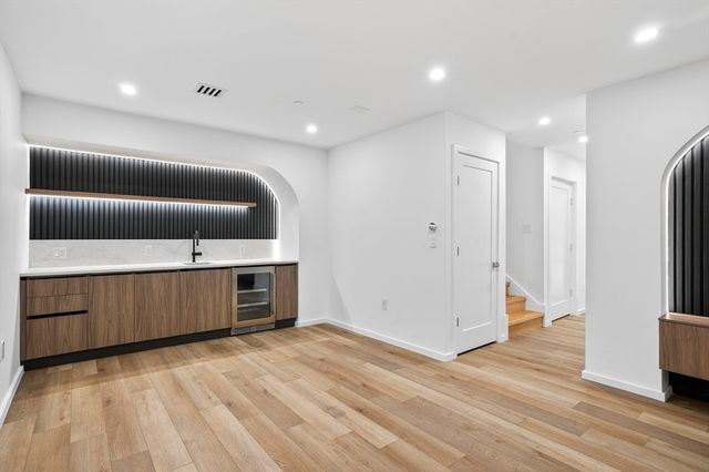 15 Algonquin Rd 2, Newton, MA 02467