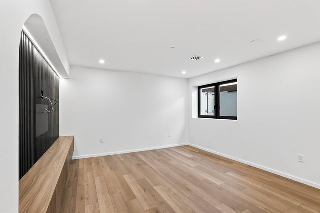15 Algonquin Rd 2, Newton, MA 02467