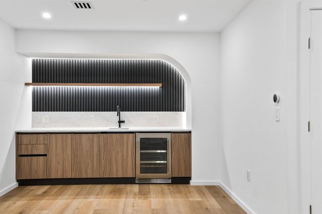 15 Algonquin Rd 2, Newton, MA 02467