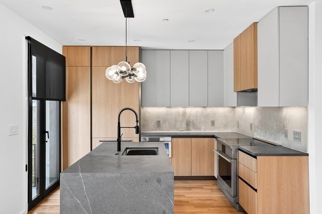 15 Algonquin Rd 2, Newton, MA 02467
