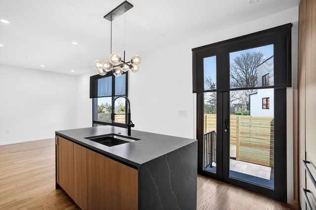 15 Algonquin Rd 2, Newton, MA 02467