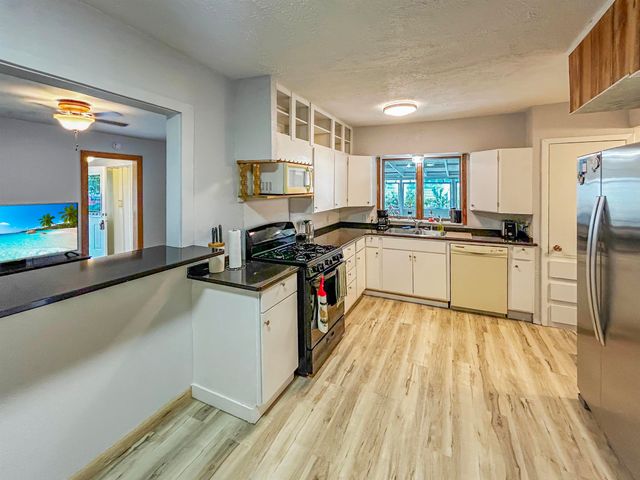 421 23rd St NW, Minot, ND 58703