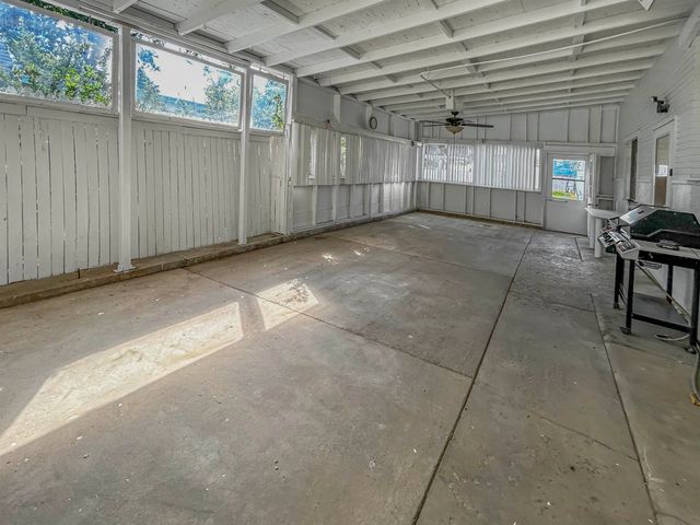 421 23rd St NW, Minot, ND 58703