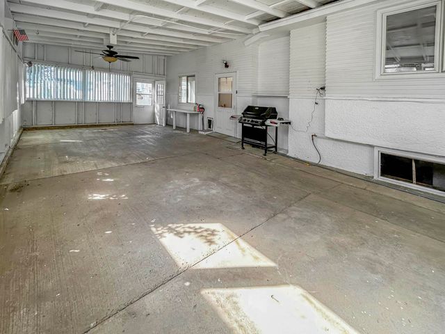 421 23rd St NW, Minot, ND 58703