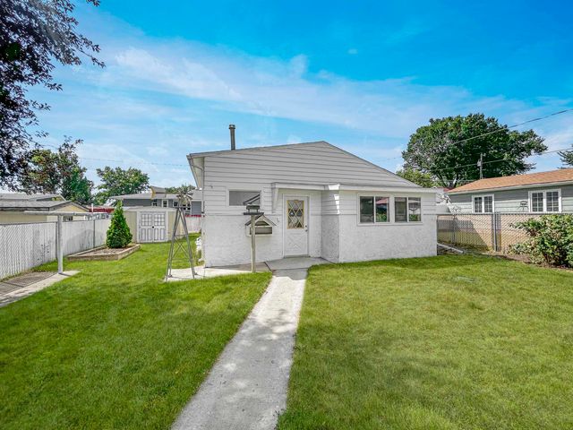 421 23rd St NW, Minot, ND 58703