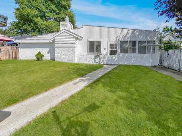 421 23rd St NW, Minot, ND 58703