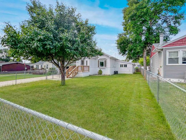 421 23rd St NW, Minot, ND 58703