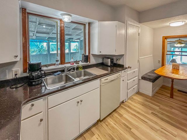 421 23rd St NW, Minot, ND 58703