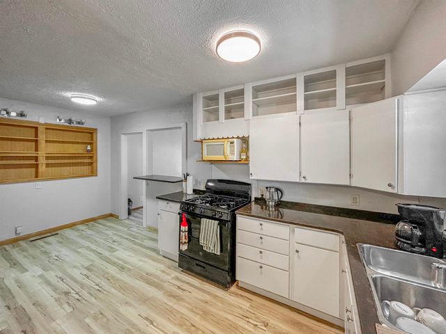 421 23rd St NW, Minot, ND 58703